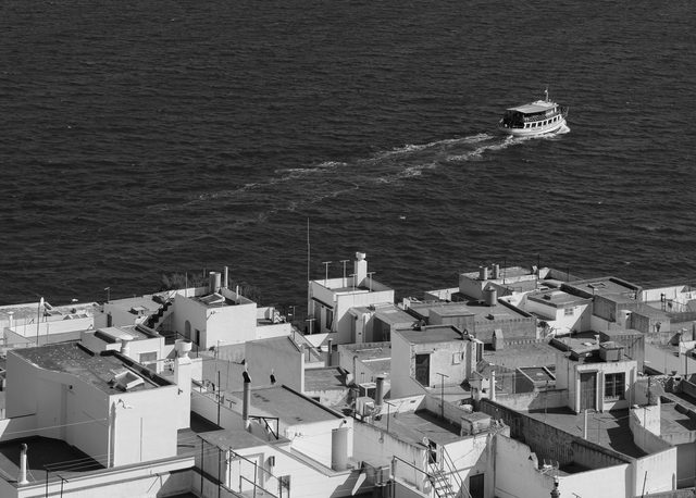 Panorámica de los tejados encalados de Peñíscola con el mar Mediterráneo al fondo