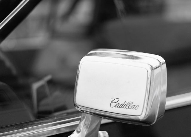 Retrovisor cromado de un Cadillac clásico con logotipo grabado en Oropesa, Castellón