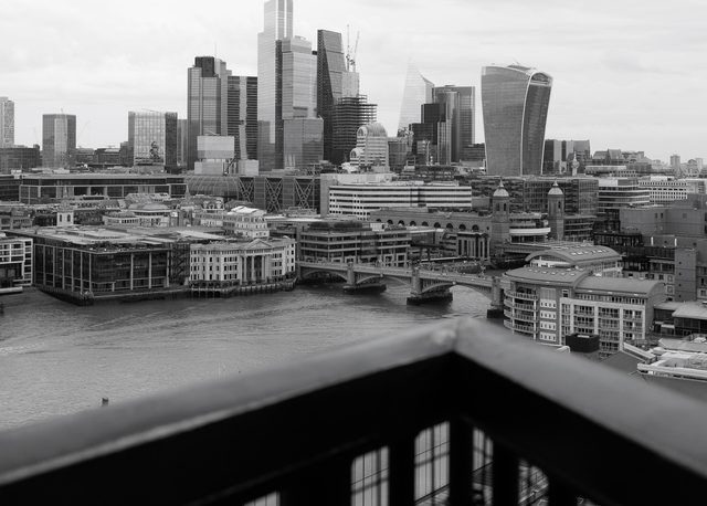 Skyline de la City de Londres con rascacielos y el Támesis desde la terraza del Tate Modern