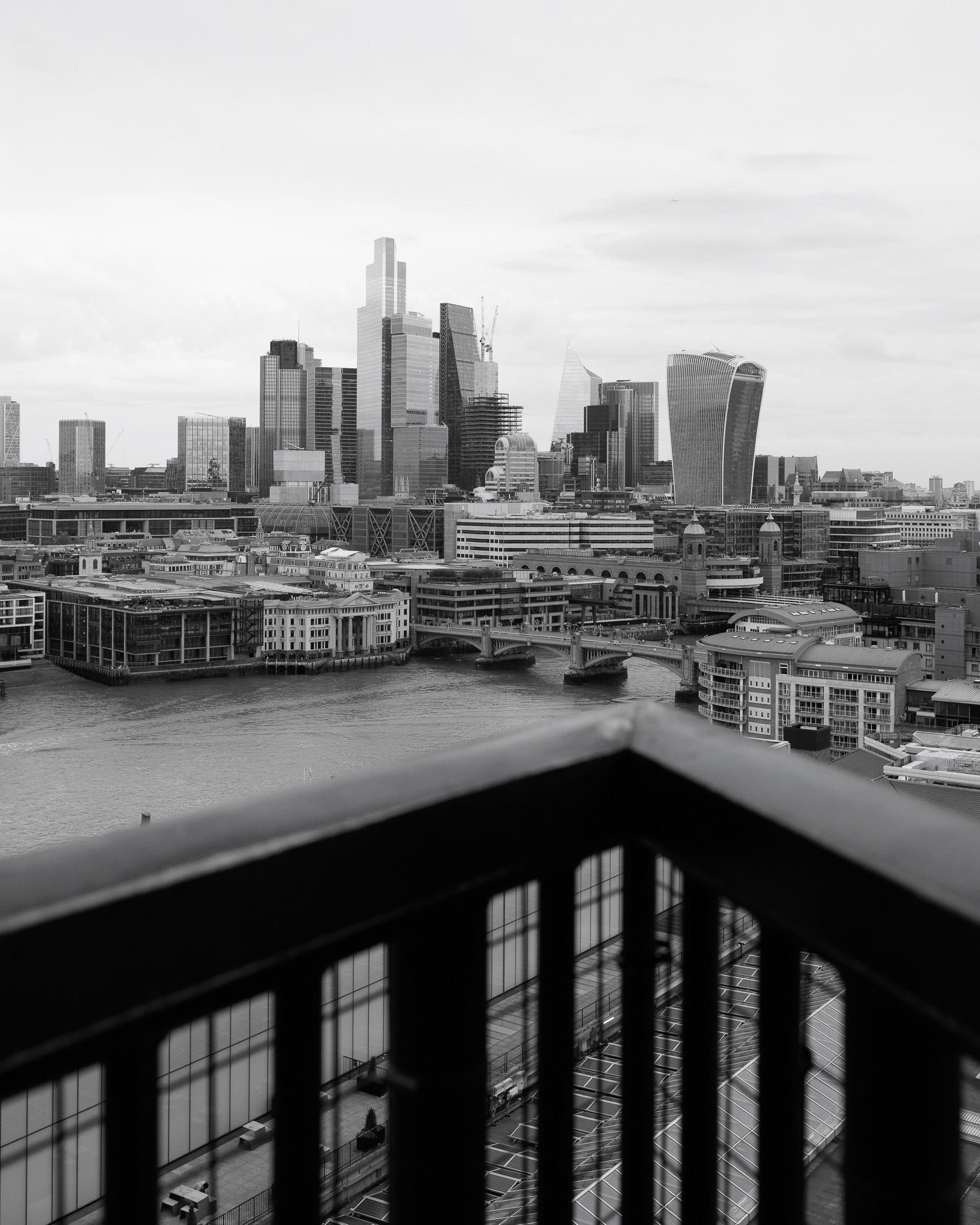 Skyline de la City de Londres con rascacielos y el Támesis desde la terraza del Tate Modern